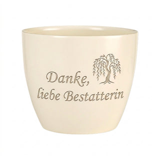 Personalisierter Blumentopf mit Gravur — Geschenk Bestatterin Abschied — Detailansicht der Lasergravur