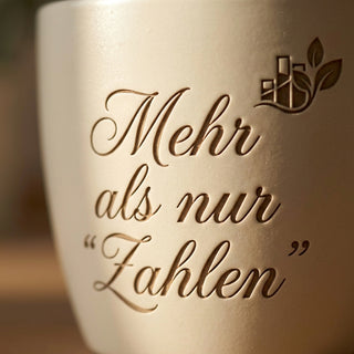 Personalisierter Blumentopf mit Gravur — Geschenk für Bankerin & Finanzexpertin — Detailaufnahme