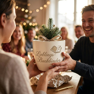 Personalisierter Blumentopf mit Gravur — Geschenk Buchbinder Abschied — als persoenliche Geschenk-Uebergabe