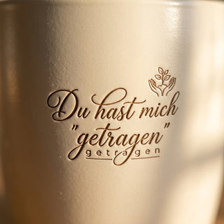 Personalisierter Blumentopf mit Gravur — Geschenk Wochenbett Doula Danke — Detailaufnahme