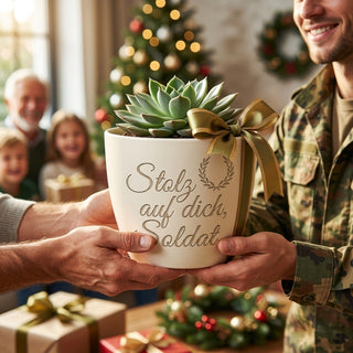 Persönliches Geschenk für Soldaten – Gravur: Stolz auf dich, Soldat — als persoenliche Geschenk-Uebergabe