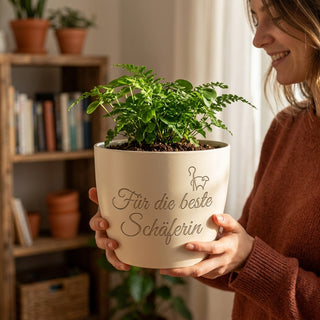 Personalisierter Blumentopf mit Gravur — Geschenk Schäferin zum Geburtstag — im Wohnambiente