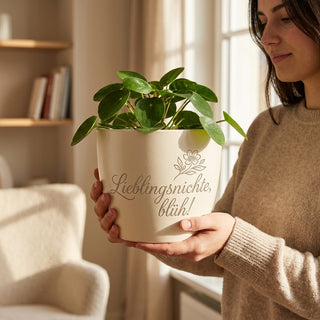 Personalisierter Blumentopf mit Gravur — Geschenk für Nichte zum Geburtstag — im Wohnambiente