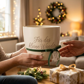 Personalisierter Blumentopf mit Gravur — Geschenk zur Geburt & Babyparty — als persoenliche Geschenk-Uebergabe