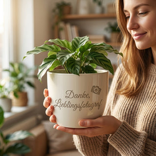 Personalisierter Blumentopf mit Gravur — Danke Geschenk für Hobbyfotograf — im Wohnambiente