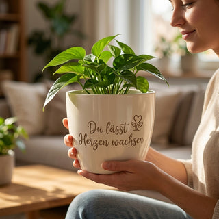 Blumentopf mit Gravur 'Du lässt Herzen wachsen' — Geschenk für Sozialarbeiterin — im Wohnambiente