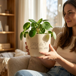 Personalisierter Blumentopf mit Gravur 'Mit dir wachsen wir' — Geschenk für Handelsvertreter — im Wohnambiente