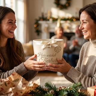 Personalisierter Blumentopf mit Gravur — Geschenk Tierfreundin & Tierfreund — als persoenliche Geschenk-Uebergabe