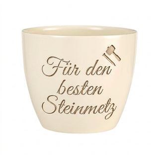 Personalisierter Blumentopf — Geschenk Steinmetz zur Meisterprüfung & Geburtstag — Detailansicht der Lasergravur