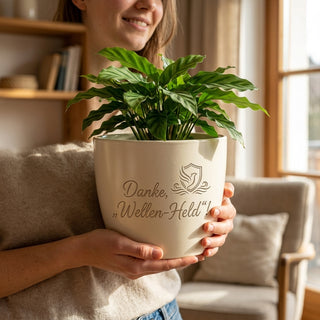 Personalisierter Blumentopf mit Gravur — Danke Geschenk Surflehrer & Surfkurs — im Wohnambiente