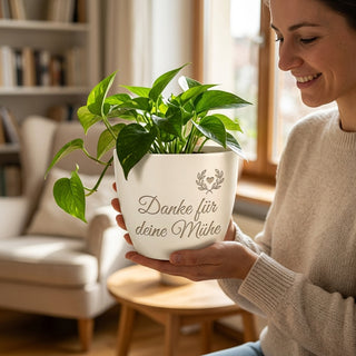 Personalisierter Blumentopf mit Gravur — Geschenk Raumpfleger Dankeschön — im Wohnambiente
