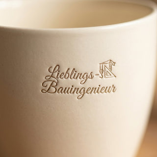 Personalisierter Blumentopf mit Gravur — Geschenk Bauingenieur Abschied — Detailaufnahme