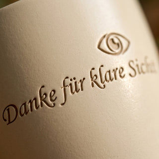 Personalisierter Blumentopf mit Gravur — Danke Geschenk Augenarzt Praxisteam — nahaufnahme