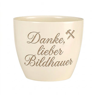 Geschenk für Bildhauer – Blumentopf mit persönlicher Gravur — Detailansicht der Lasergravur