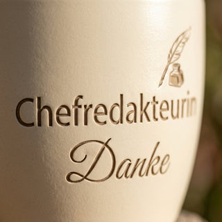 Personalisierter Blumentopf mit Gravur — Geschenk Chefredakteurin Redakteurin — Detailaufnahme