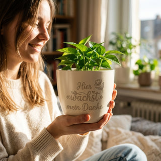 Personalisierter Blumentopf mit Gravur — Danke Geschenk Vermögensberater/in — im Wohnambiente