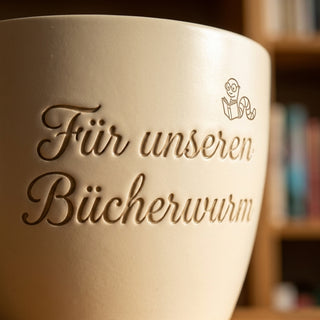 Geschenk für Bücherwürmer – Personalisierter Blumentopf mit Gravur — Detailaufnahme