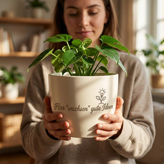 Personalisierter Blumentopf mit Gravur — Geschenk Projektleiter — im Wohnambiente