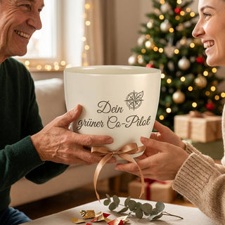 Personalisierter Blumentopf mit Gravur 'Dein grüner Co-Pilot' — Geschenk für Gamerin — als persoenliche Geschenk-Uebergabe