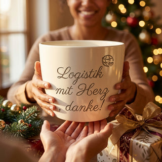 Persönliches Geschenk für Speditionskaufmann – Gravur: Logistik mit Herz, danke! — als persoenliche Geschenk-Uebergabe