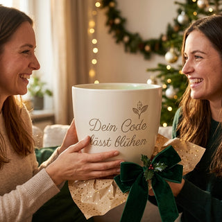 Personalisierter Blumentopf mit Gravur — Geschenk Programmiererin — als persoenliche Geschenk-Uebergabe