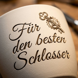 Personalisierter Blumentopf mit Gravur — Geschenk Schlosser zur Pensionierung — Detailaufnahme