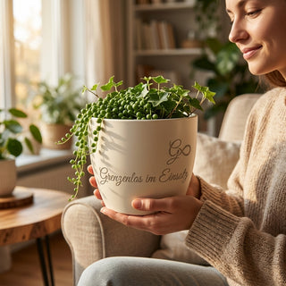 Personalisierter Blumentopf mit Gravur — Geschenk Zollbeamter Dienstjubiläum — im Wohnambiente