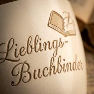 Personalisierter Blumentopf mit Gravur — Geschenk Buchbinder Abschied — Detailaufnahme