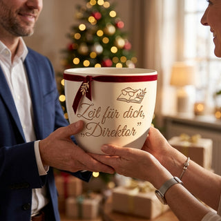 Personalisierter Blumentopf mit Gravur — Geschenk Hoteldirektor — als persoenliche Geschenk-Uebergabe