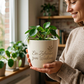 Personalisierter Blumentopf mit Gravur — Geschenk Immobilienmaklerin — im Wohnambiente