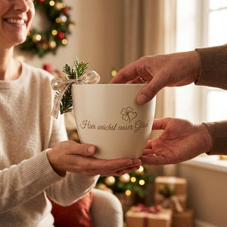 Personalisierter Blumentopf mit Gravur — Geschenk zur Verlobung fürs Paar — als persoenliche Geschenk-Uebergabe