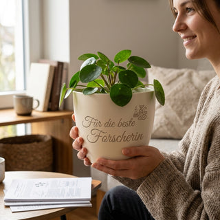 Personalisierter Blumentopf mit Gravur — Geschenk Wissenschaftlerin Doktorarbeit — im Wohnambiente