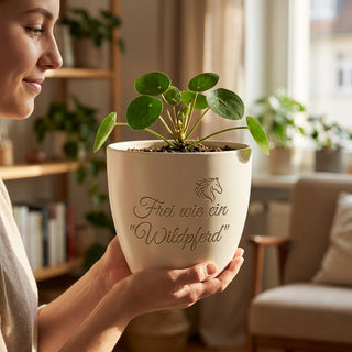 Personalisierter Blumentopf mit Gravur — Geschenk für Pferdemädchen — im Wohnambiente