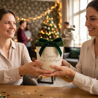 Personalisierter Blumentopf mit Gravur — Geschenk Rentnerin Abschied Kollegin — als persoenliche Geschenk-Uebergabe