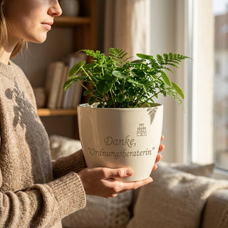 Personalisierter Blumentopf mit Gravur — Geschenk Ordnungsberaterin Dankeschön — im Wohnambiente