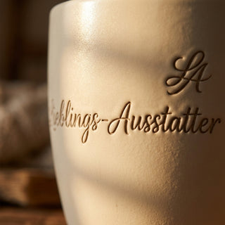 Blumentopf mit Gravur 'Lieblings-Ausstatter' — Geschenk Raumausstatter — Detailaufnahme