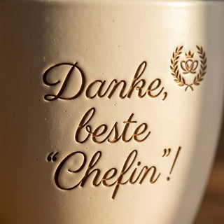 Blumentopf mit Gravur „Danke, beste Chefin!“ — Geschenk für Teamleiterin — Detailaufnahme