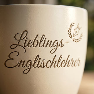 Personalisierter Blumentopf mit Gravur — Geschenk Englischlehrer Abschied — Detailaufnahme