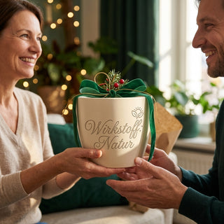 Personalisierter Blumentopf mit Gravur 'Wirkstoff Natur' — Geschenk Pharmazeut — als persoenliche Geschenk-Uebergabe