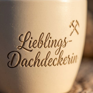 Einzigartiger Blumentopf für die Lieblings-Dachdeckerin – Geschenk mit Gravur — Detailaufnahme