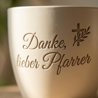 Personalisierter Blumentopf mit Gravur — Geschenk Pfarrer Dankeschön — Detailaufnahme