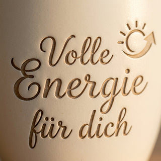 Geschenk für Elektrotechniker – Blumentopf mit individueller Gravur: Volle Energie für dich — Detailaufnahme