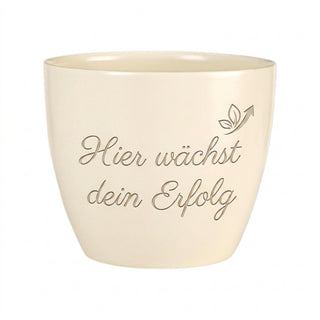 Personalisierter Blumentopf mit Gravur — Geschenk Projektmanagerin Beförderung — Detailansicht der Lasergravur