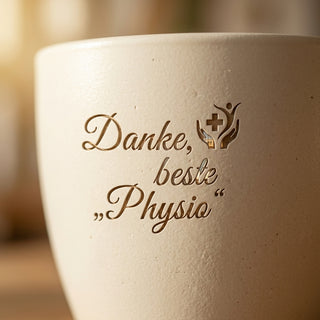 Personalisierter Blumentopf mit Gravur — Danke Geschenk für Physiotherapeutin — Detailaufnahme