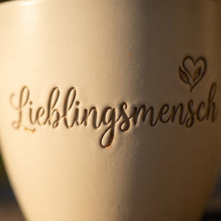 Personalisierter Blumentopf mit Lieblingsmensch-Gravur — Geschenk für Freundin — Detailaufnahme
