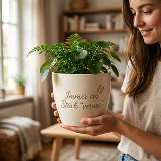 Personalisierter Blumentopf mit Gravur — Geschenk große Schwester zum Geburtstag — im Wohnambiente