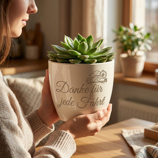 Personalisierter Blumentopf mit Gravur — Dankeschön Geschenk für Taxifahrerinnen — im Wohnambiente