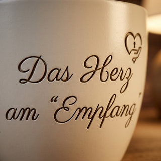 Personalisierter Blumentopf mit Gravur — Geschenk Empfangsdame Abschied — Detailaufnahme