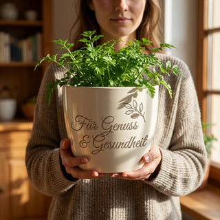 Personalisierter Blumentopf mit Gravur — Geschenk für Ernährungsberaterin — im Wohnambiente