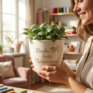Personalisierter Blumentopf mit Gravur — Danke Geschenk für Schneiderin — im Wohnambiente